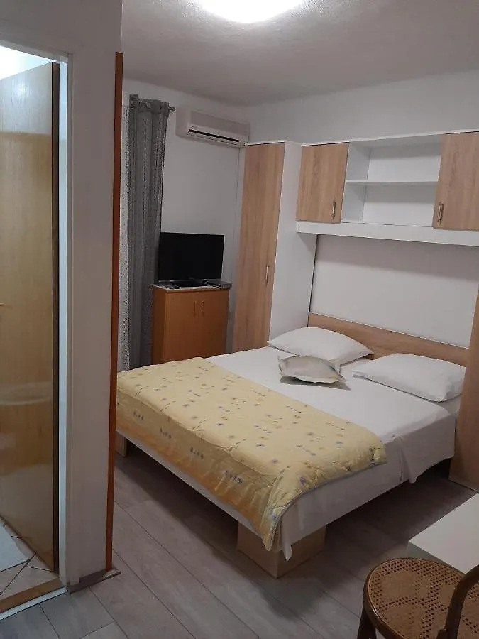 Maison d'hôtes Rooms & Apartments Kaurloto Pag Town